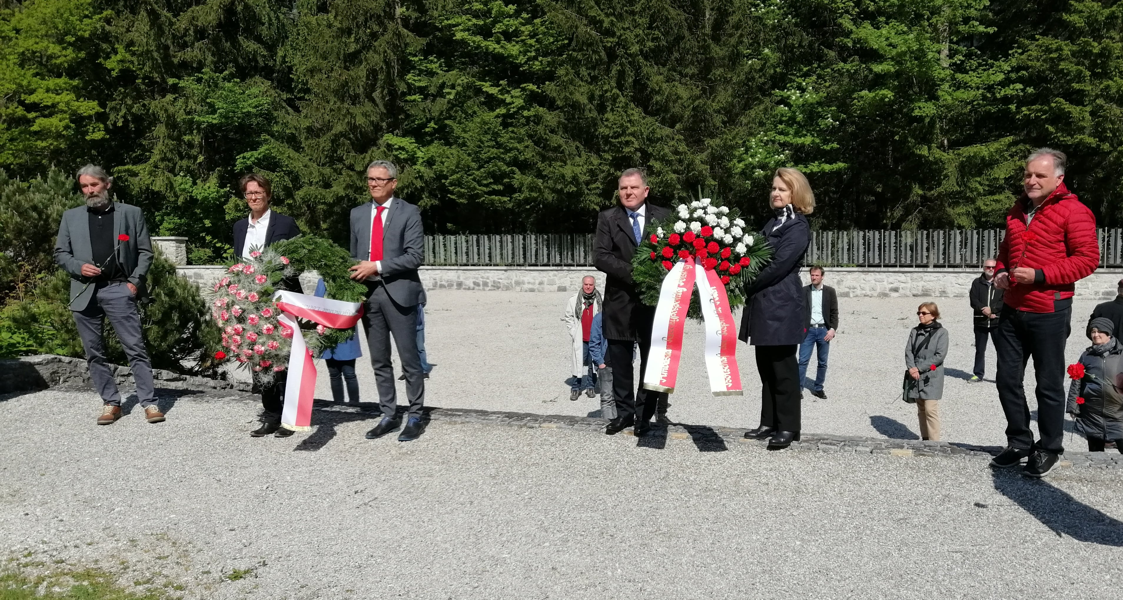 de gauche à droite : Wolfgang Quatember, la députée Sabine Promberger, le maire Markus Siller, l'attaché militaire colonel Adam Stephien, l'ambassadrice de Pologne Jolanta Rózá Kozlowska